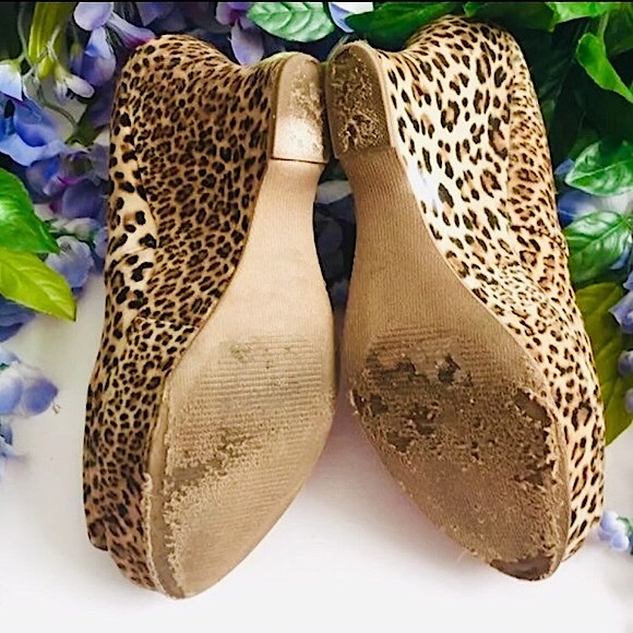 Express Velvet/Velour Leopard Peep Toe Wedges (7) - Picture 10 of 12